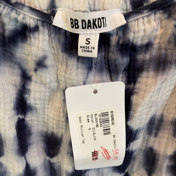 Cute BB Dakota tank top in a tie dye print. - Picture 3 of 4